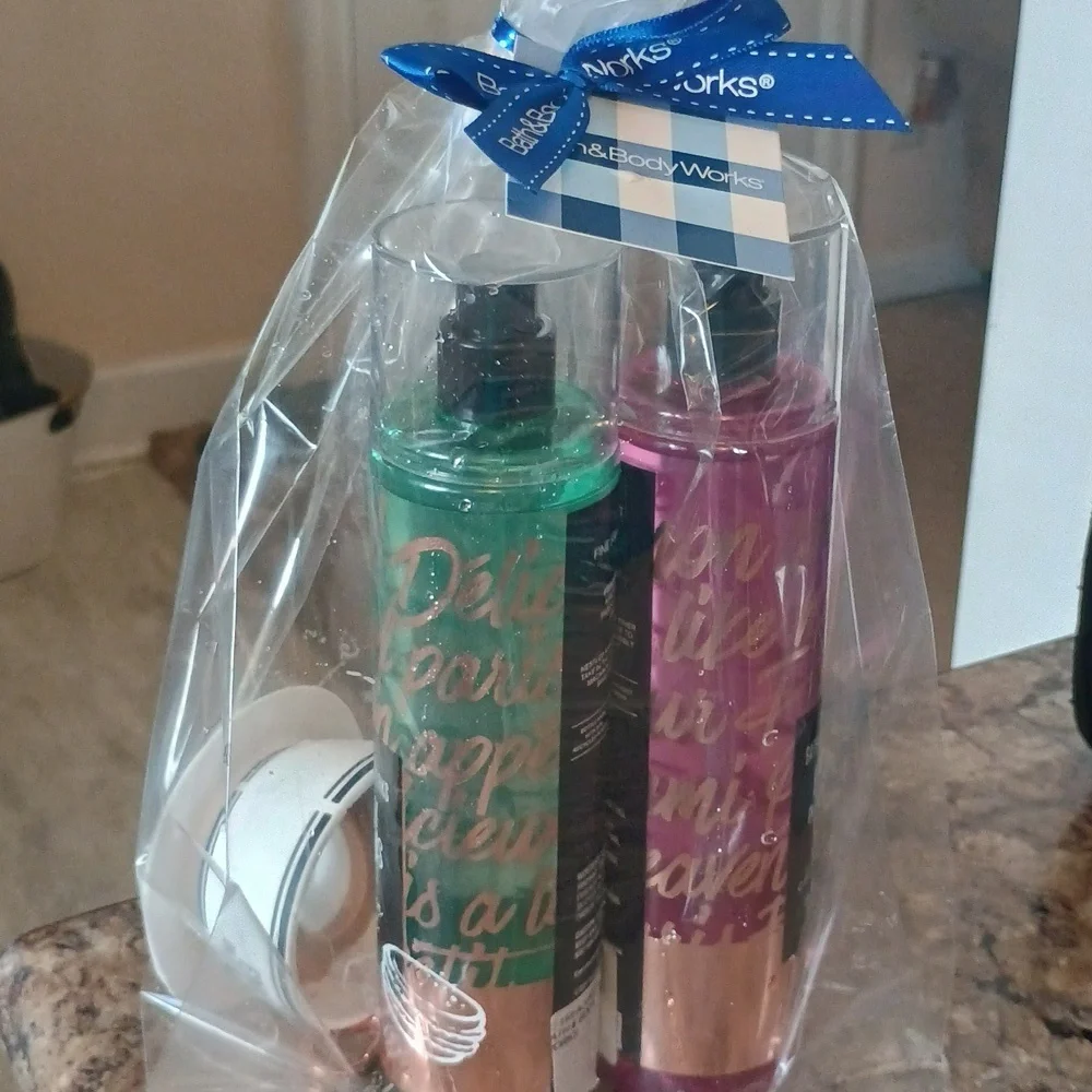 Bath & Body Works Emily in Paris Set Two Sprays And Hand Sanitizer Holder